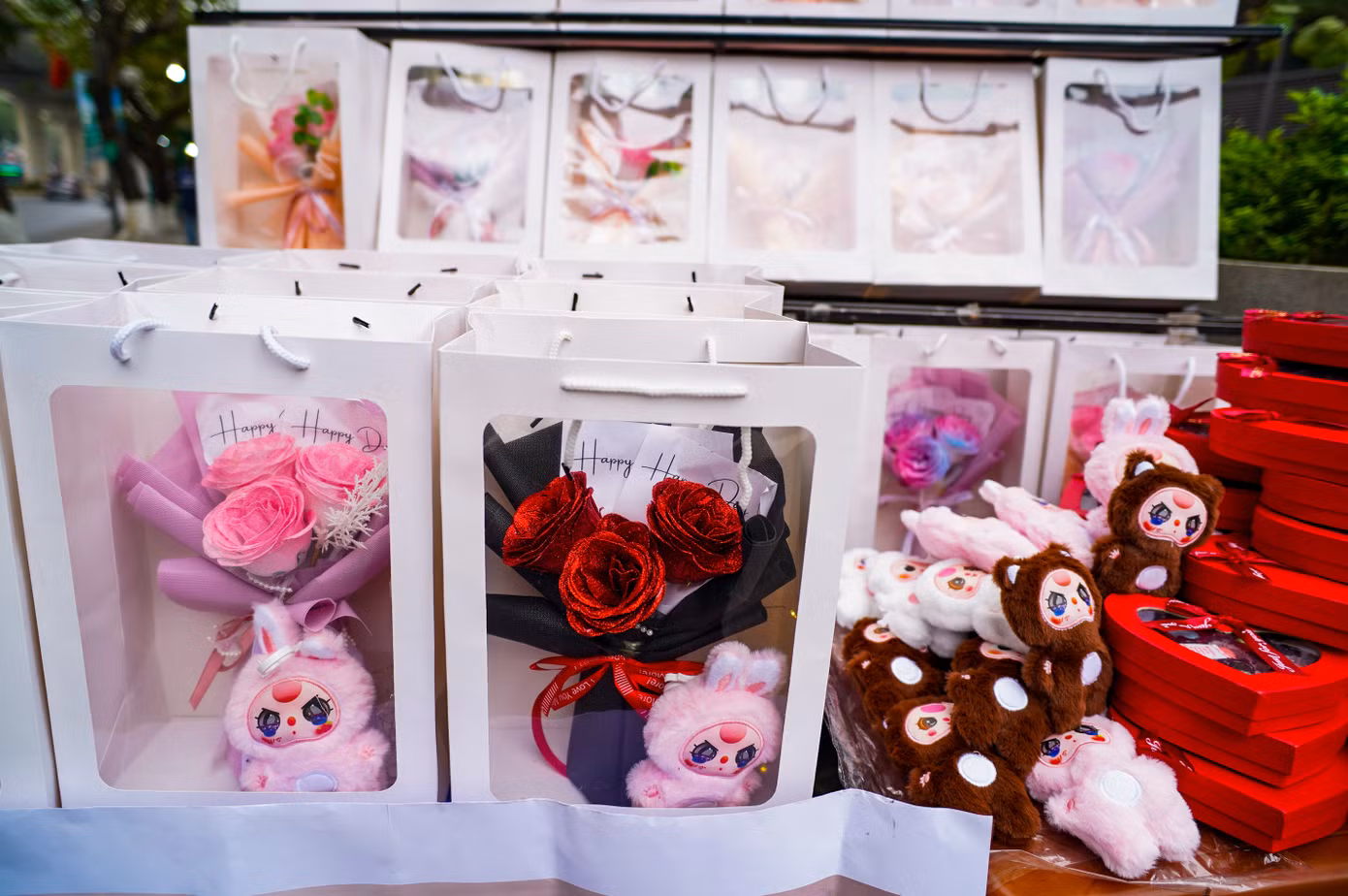 Thị trường quà tặng Valentine 2025 có nhiều xu hướng mới lạ, trong đó, hộp túi mù Baby Three, Labubu trở thành "hot trend" được đông đảo khách hàng săn đón. Với mức giá từ 300.000 đến 500.000 đồng, những món quà bí ẩn này không chỉ tạo sự bất ngờ mà còn mang đến trải nghiệm thú vị cho người nhận.