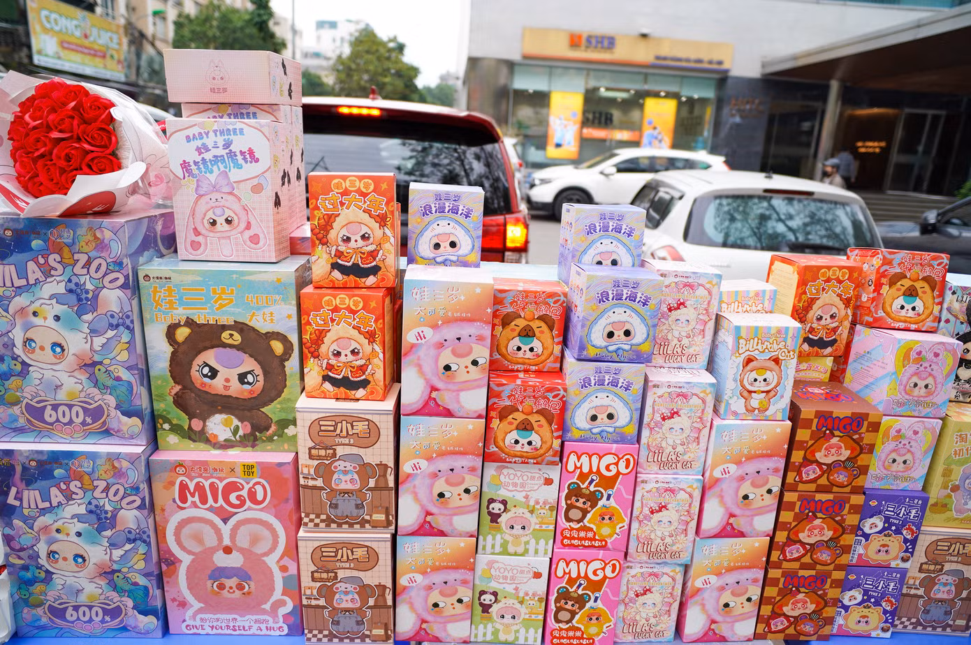 Thị trường quà tặng Valentine 2025 có nhiều xu hướng mới lạ, trong đó, hộp túi mù Baby Three, Labubu trở thành "hot trend" được đông đảo khách hàng săn đón. Với mức giá từ 300.000 đến 500.000 đồng, những món quà bí ẩn này không chỉ tạo sự bất ngờ mà còn mang đến trải nghiệm thú vị cho người nhận.