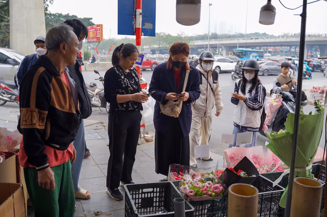 Từ sáng sớm, nhiều chàng trai đã tranh thủ đến các cửa hàng để mua hoa đẹp tặng bạn gái, người yêu.