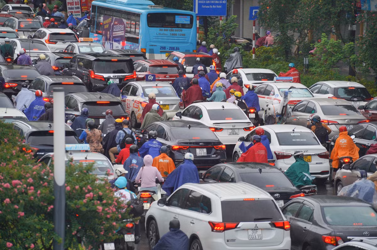 Xe máy và ôtô chen nhau trên đường Nguyễn Chí Thanh.