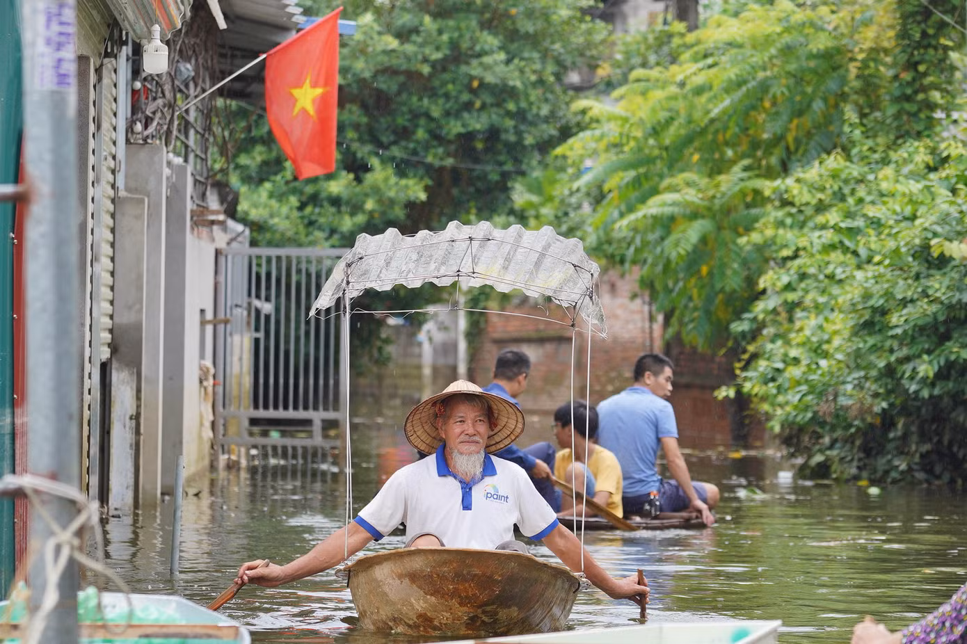 Ông Nguyễn Huy Tắc (thôn Nhân Lý) chèo thuyền từ sâu trong làng ra ngoài để nhận hỗ trợ. Ông Tắc cho biết, mấy hôm trước nhà ông ngập gần 2 mét, không thể ở, phải đến ở nhờ nhà người quen ở trên cao. "Được sự quan tâm của chính quyền các cấp, các nhà hảo tâm chúng tôi cảm thấy rất ấm lòng", ông Tắc xúc động nói.