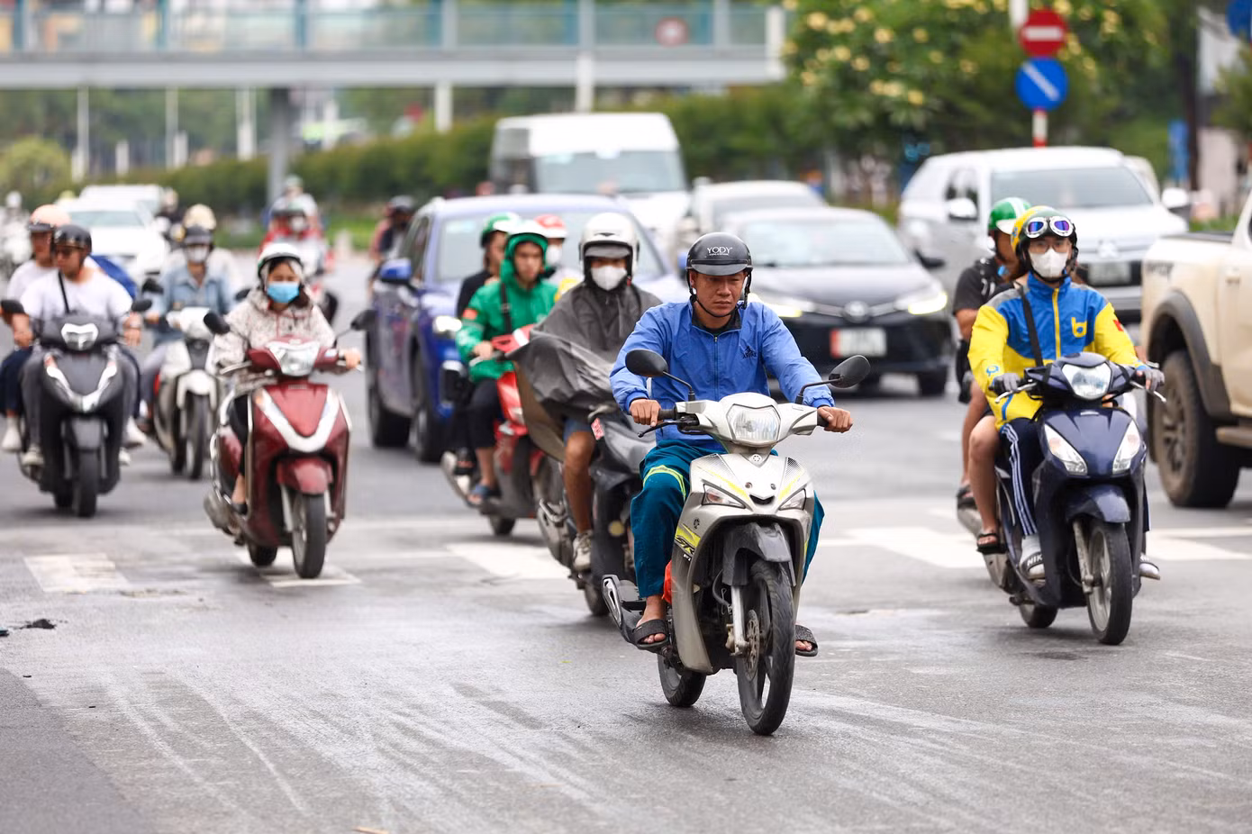 Theo Trung tâm Dự báo Khí tượng Thủy văn Quốc gia, sáng nay (25/5), khối không khí lạnh đã ảnh hưởng đến hầu hết khu vực Bắc Bộ. Tại Hà Nội, thời tiết chuyển lạnh, có mưa, nhiệt độ dao động trong khoảng 21-23 độ C.