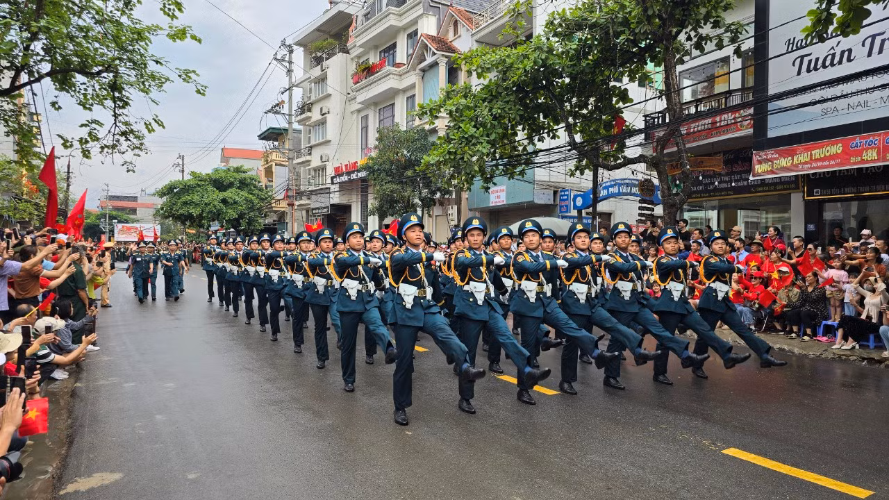 Đoàn diễu hành đi qua các đường phố Điện Biên Phủ trong sự reo hò, phấn khích của người dân.