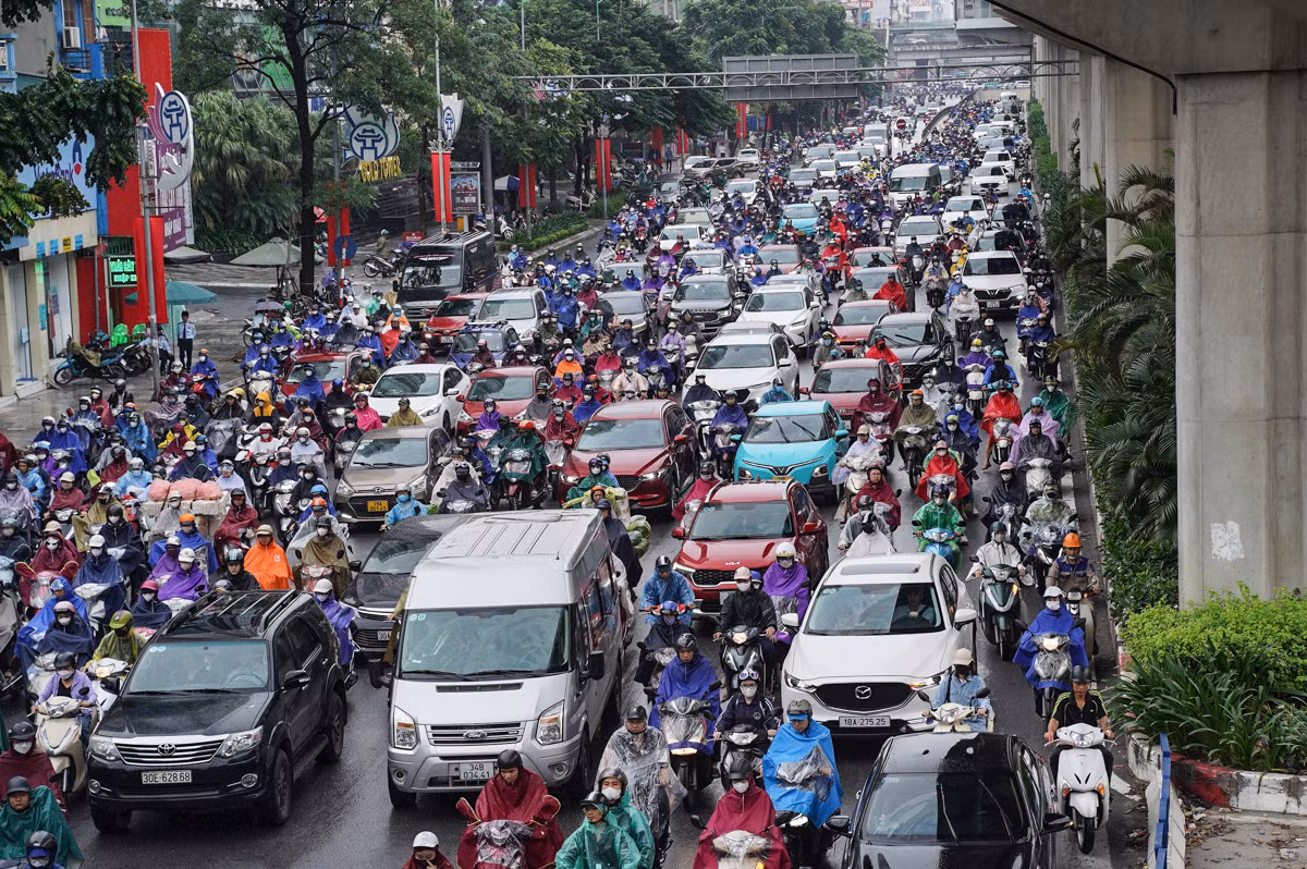 Cũng trong buổi sáng nay (khung giờ 7h - 8h30), theo ghi nhận báo Tiền Phong, thời tiết ở Thủ đô có mưa nhỏ, giao thông ùn tắc. Đến gần 9h trời tạnh mưa, thời tiết mát mẻ.