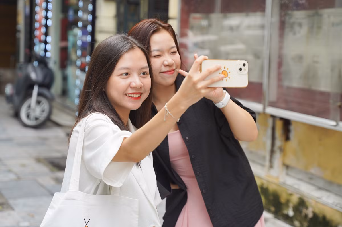 Bạn Nguyễn Thị Tố Uyên cho biết, đợt rồi Hà Nội bão và mưa nhiều ngày nên không thể ra ngoài chơi. "Mình thấy thời tiết hôm nay rất đẹp, rất mát mẻ, mình và bạn thân quyết định hôm nay đi dạo 1 vòng Thủ đô, tận hưởng bầu không khí và lưu lại những khoảnh khắc cùng nhau", Uyên cho biết.