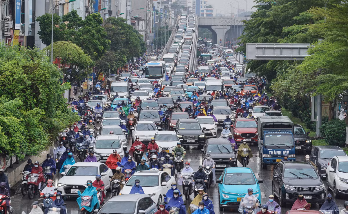 Cũng trong buổi sáng nay (khung giờ 7h - 8h30), theo ghi nhận báo Tiền Phong, thời tiết ở Thủ đô có mưa nhỏ, giao thông ùn tắc. Đến gần 9h trời tạnh mưa, thời tiết mát mẻ.