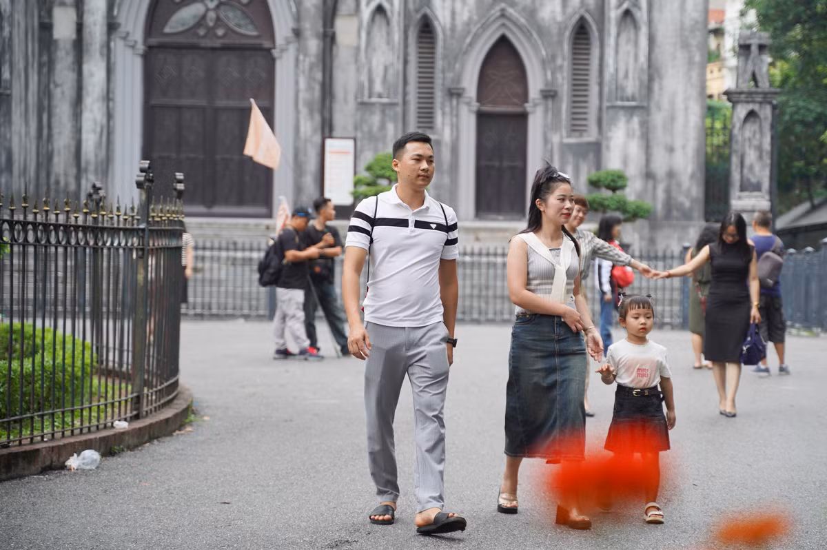 Một số gia đình cũng tranh thủ đưa nhau đi chơi.