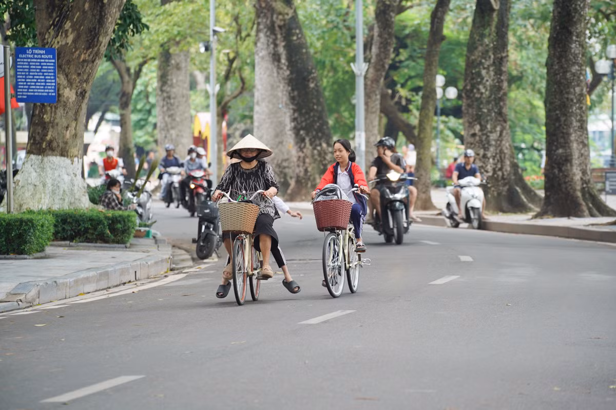 Người dân đạp xe, khách ngồi xích lô dạo phố, tận hưởng không khí mát mẻ của Thủ đô.