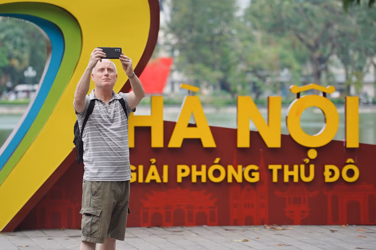Tại phố đi bộ Hồ Gươm sáng nay, đông đảo du khách dạo quanh con phố, lưu lại những khoảnh khắc với Thủ đô.