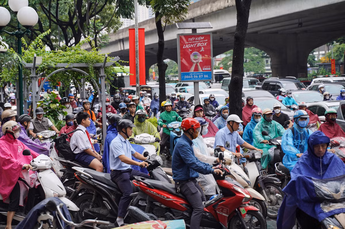 Cũng trong buổi sáng nay (khung giờ 7h - 8h30), theo ghi nhận báo Tiền Phong, thời tiết ở Thủ đô có mưa nhỏ, giao thông ùn tắc. Đến gần 9h trời tạnh mưa, thời tiết mát mẻ.