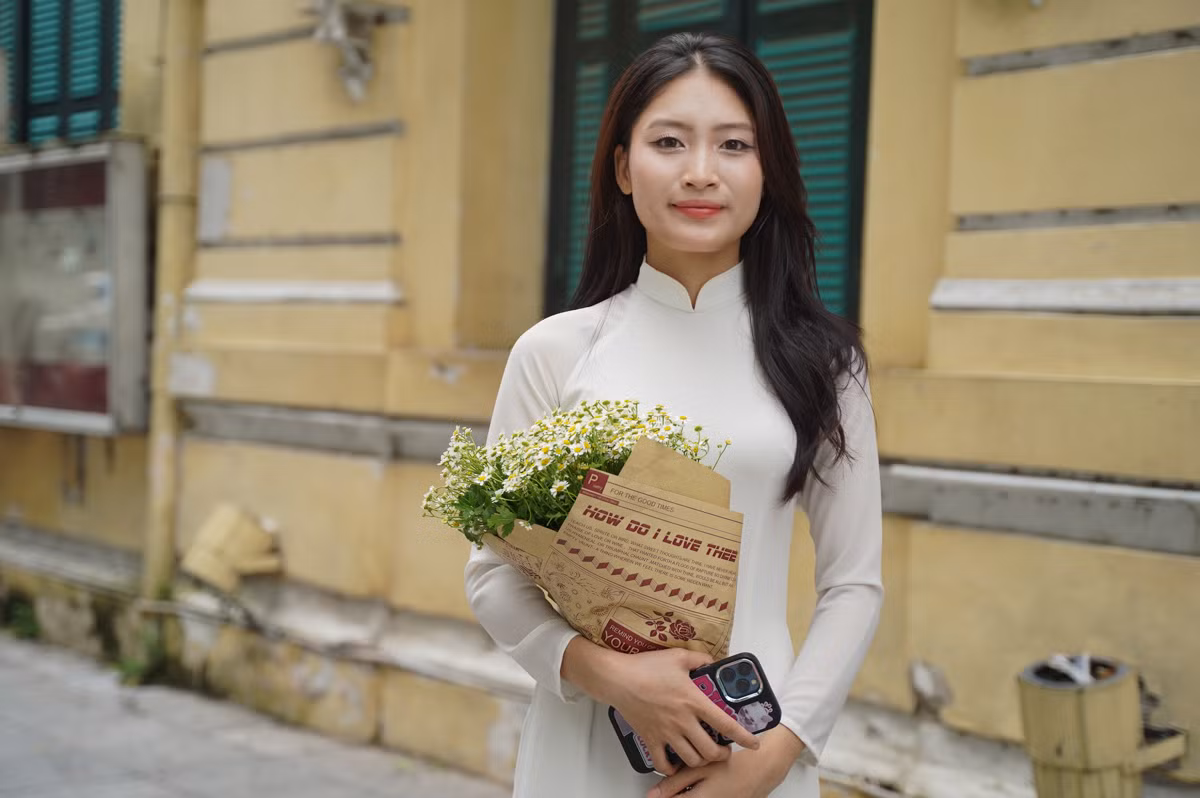 Các 'nàng thơ' cũng tranh thủ trời đẹp đi chụp hình.