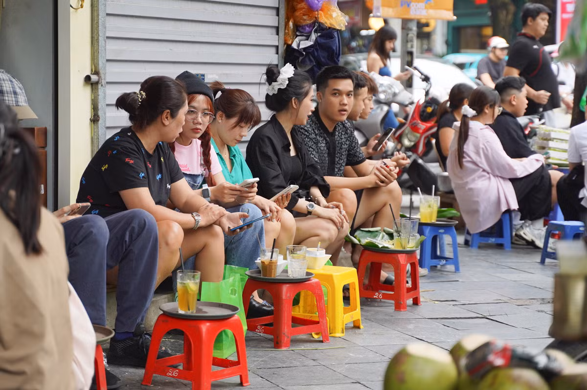 Quán cà phê, trà chanh trở thành điểm đến lý tưởng của các bạn trẻ ngày hôm nay.