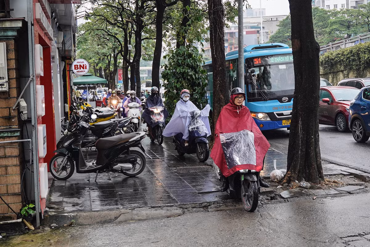 Cũng trong buổi sáng nay (khung giờ 7h - 8h30), theo ghi nhận báo Tiền Phong, thời tiết ở Thủ đô có mưa nhỏ, giao thông ùn tắc. Đến gần 9h trời tạnh mưa, thời tiết mát mẻ.