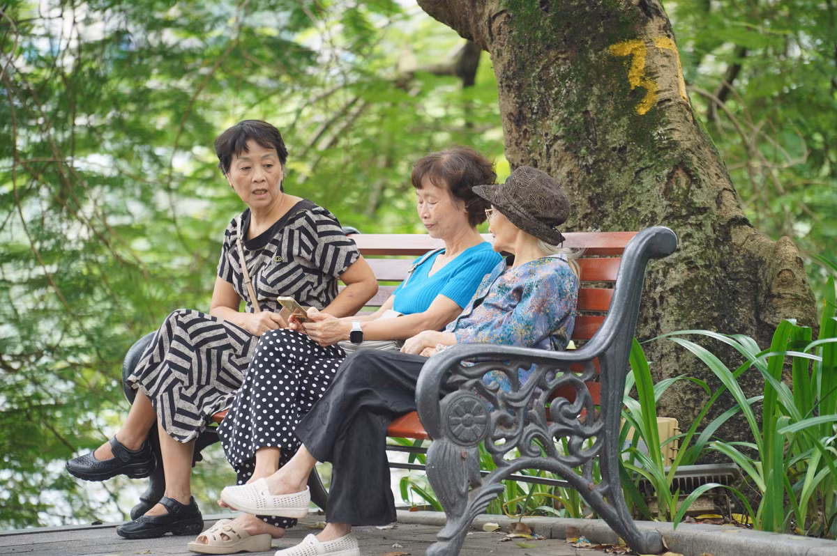 "Thời tiết Hà Nội mấy hôm trước mưa tầm tã rồi lại nắng gắt nên phải hơn 2 tuần, hôm nay chúng tôi mới quay lại Hồ Gươm ngồi trò chuyện, ngắm nhìn dòng người qua lại", cô Nguyễn Thị Đào (Hoàn Kiếm, Hà Nội) nói.