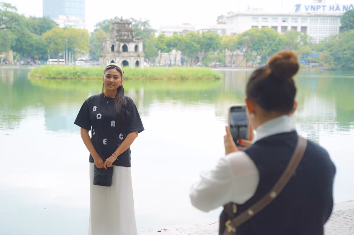 Lựa chọn chụp ảnh với tháp rùa Hồ Gươm là một trong những hoạt động không thể thiếu của các bạn trẻ.