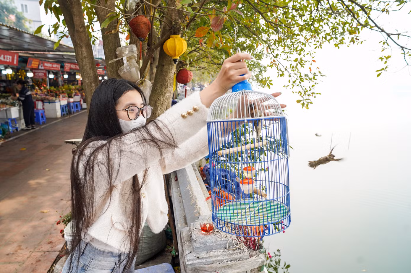 Bạn Dương Hồng Phúc (Cầu Giấy, Hà Nội) cho biết: “Phóng sinh là cứu vớt chúng sinh khỏi giam cầm, với ý nghĩa này, cứ vào rằm tháng Giêng, tôi đều mua chim để thả phóng sinh".