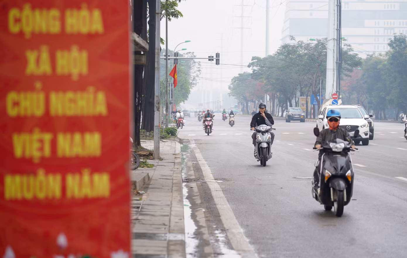 Sáng 6/4 (tức mùng 9/3 Âm lịch) - ngày thứ hai trong kỳ nghỉ lễ giỗ tổ Hùng Vương, Hà Nội chìm trong lớp sương mù dày đặc.