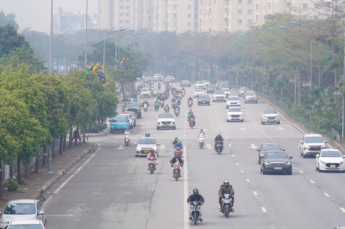 Lúc gần 10 giờ, đường Võ Chí Công bị bao phủ bởi màn sương mù.