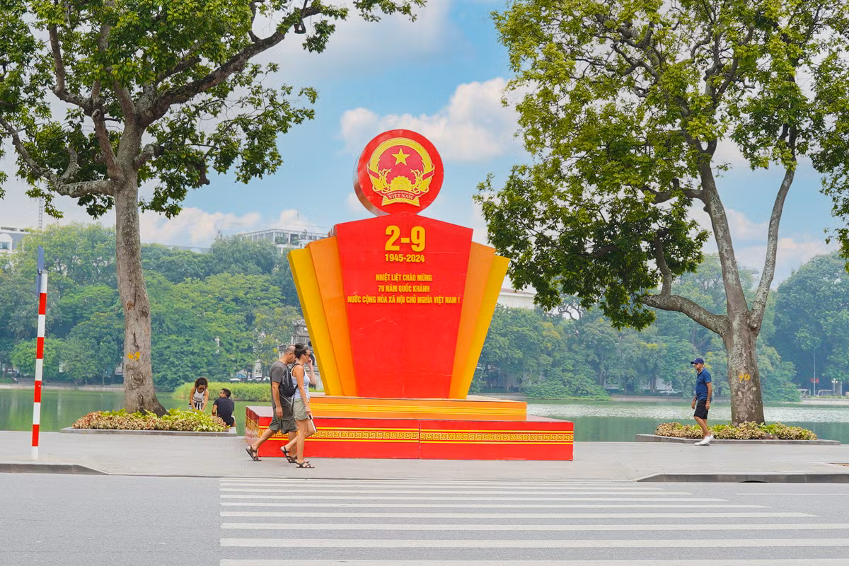 Những ngày cuối tháng 8, các tuyến đường trên địa bàn thành phố Hà Nội được trang hoàng rực rỡ với cờ Tổ quốc, các bảng áp phích, pano, khẩu hiệu chào mừng ngày Quốc khánh 2/9. Hình ảnh khiến người dân hân hoan, phấn khởi, khơi dậy niềm tự hào dân tộc và lòng yêu nước, hướng về ngày lễ lớn của dân tộc.