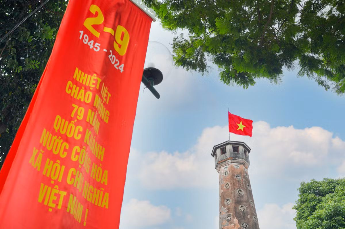 Lá cờ đỏ sao vàng tung bay trên Cột cờ Hà Nội.