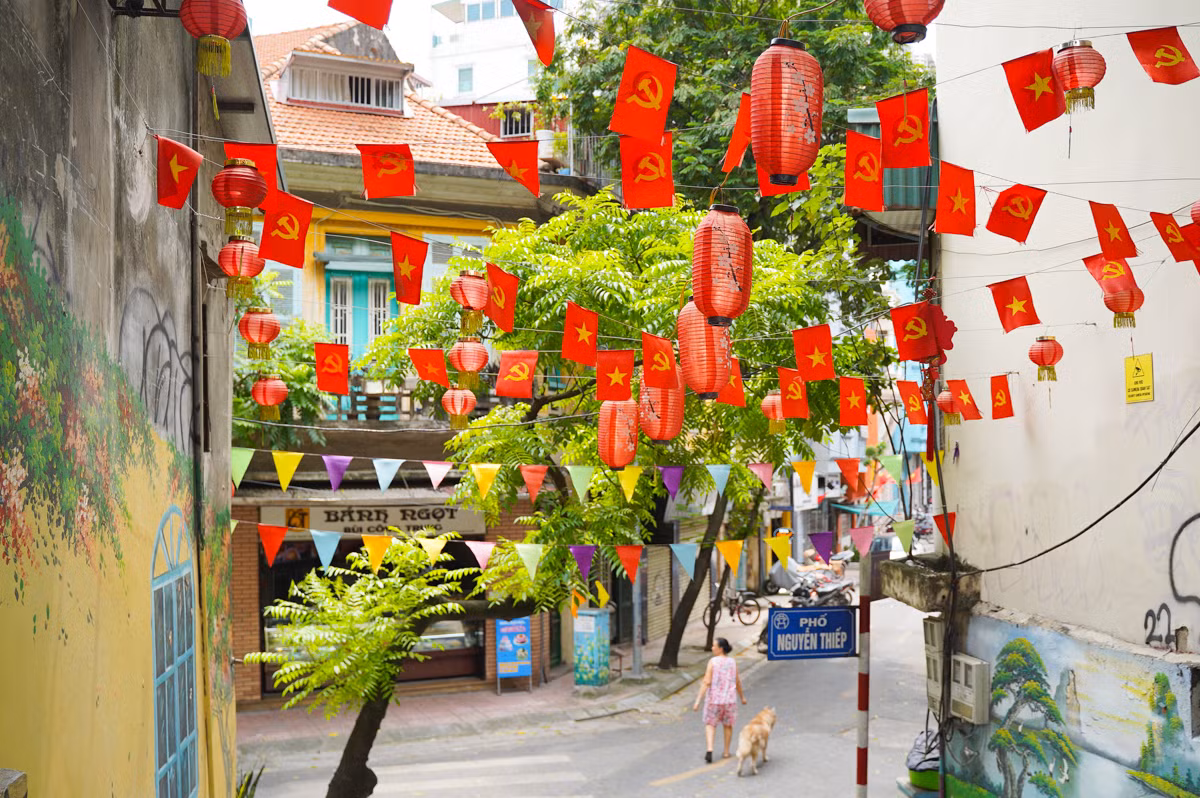 Ngõ nhỏ phố Nguyễn Thiếp được tô điểm bởi sắc đỏ của những lá cờ Tổ quốc và cờ Đảng.