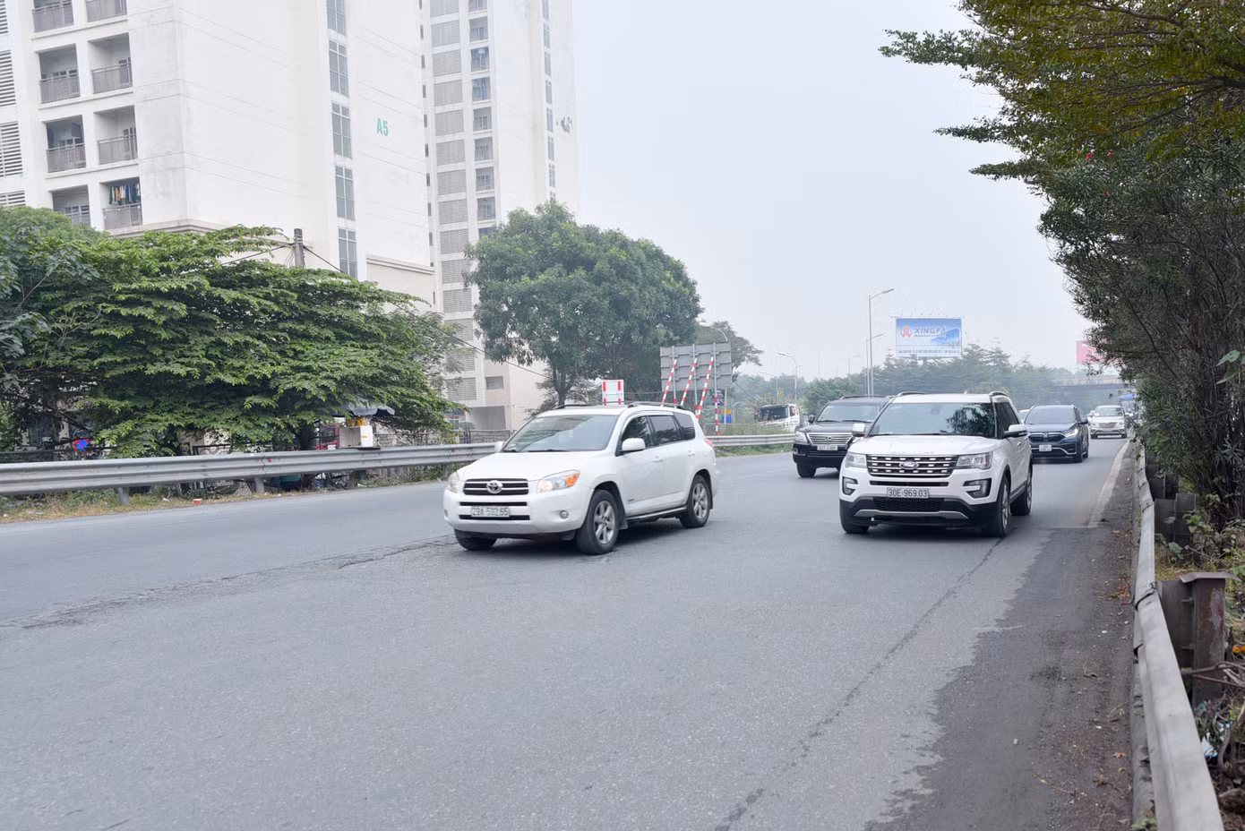 Nhiều người chọn về quê muộn để không vướng vào cảnh tắc đường, kẹt xe.