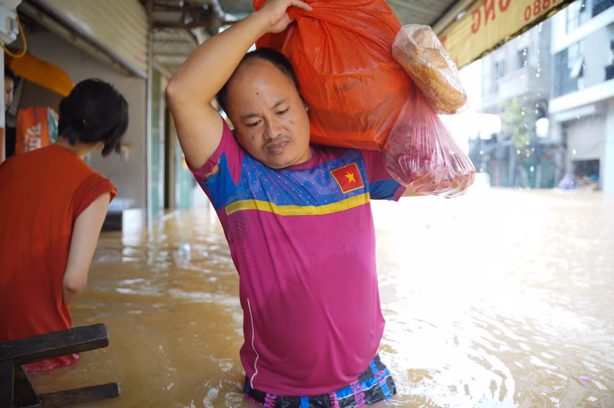 "Không nghĩ nước dâng nhanh như thế, hôm qua mới hơn 20cm mà sáng dậy ngập cả mét", một người dân chia sẻ.