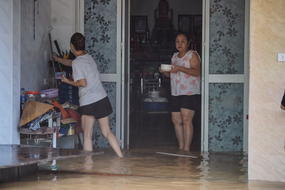 Đường ngập, cùng với cúp điện, người dân dùng bếp ga nấu mì ăn tạm.
