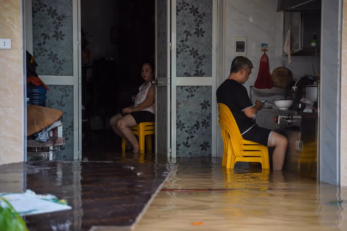 Đường ngập, cùng với cúp điện, người dân dùng bếp ga nấu mì ăn tạm.