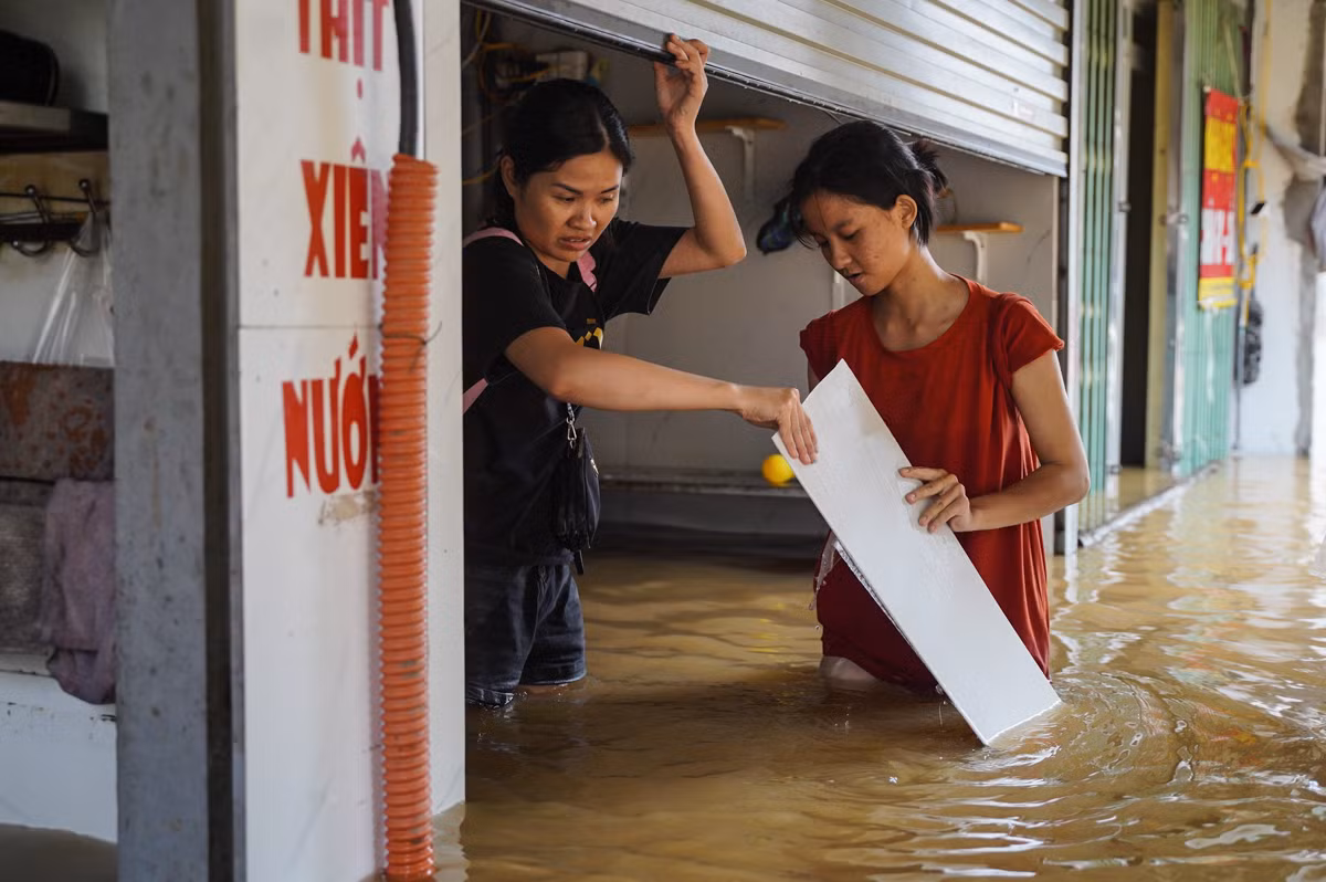 "Kinh hoàng, sáng ngủ dậy nhìn ra đường chỉ thấy nước. Chúng tôi đang cố gắng dọn dẹp, đưa đồ lên cao để về quê tránh lũ", chị Linh chia sẻ.