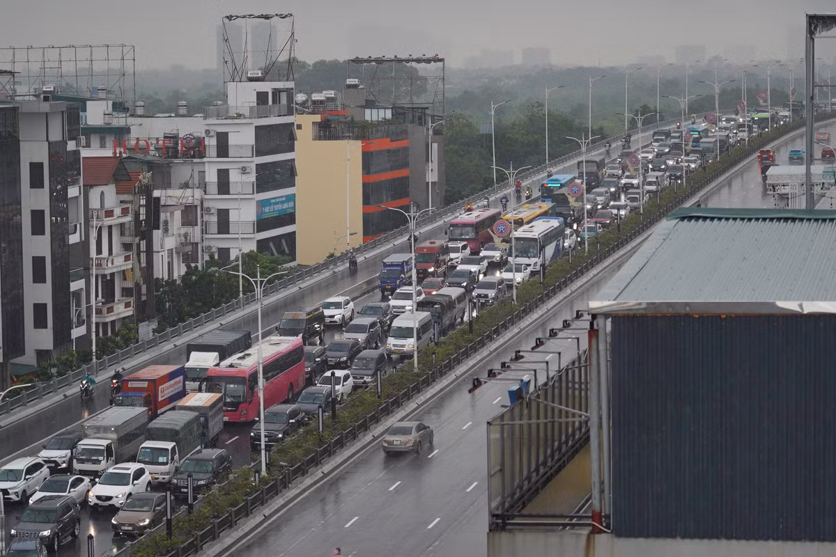 Do mưa lũ kéo dài và hai cầu Long Biên, Chương Dương hạn chế phương tiện, lượng xe cộ đổ dồn sang cầu Vĩnh Tuy khiến cây cầu này ùn tắc nghiêm trọng trong chiều 11/9.