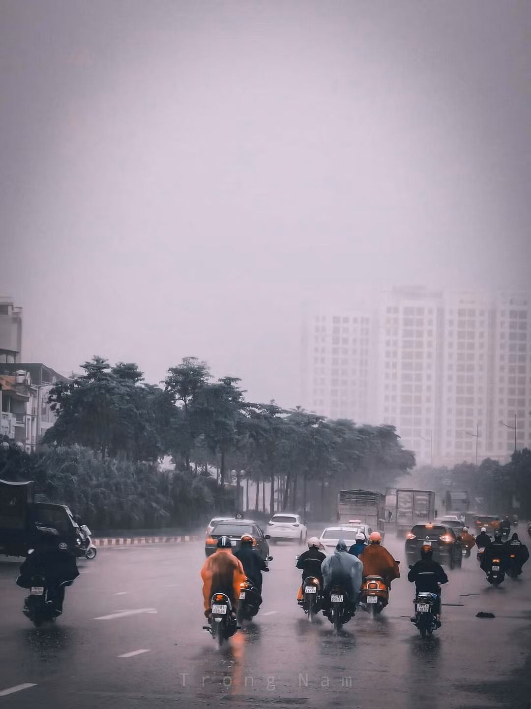 Khu vực Long Biên sáng nay mưa trắng xoá cả bầu trời. (Ảnh: Trọng Nam)