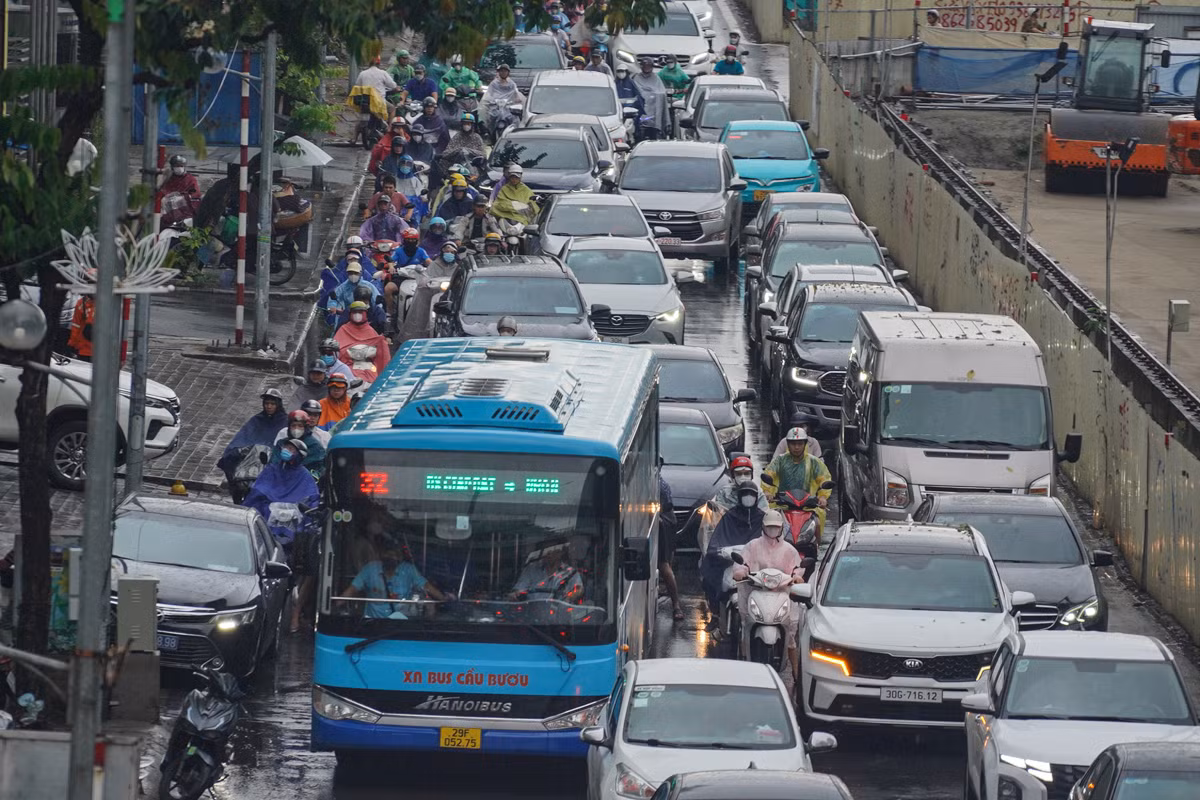 Đường Kim Mã lúc gần 8 giờ sáng nay (24/6).