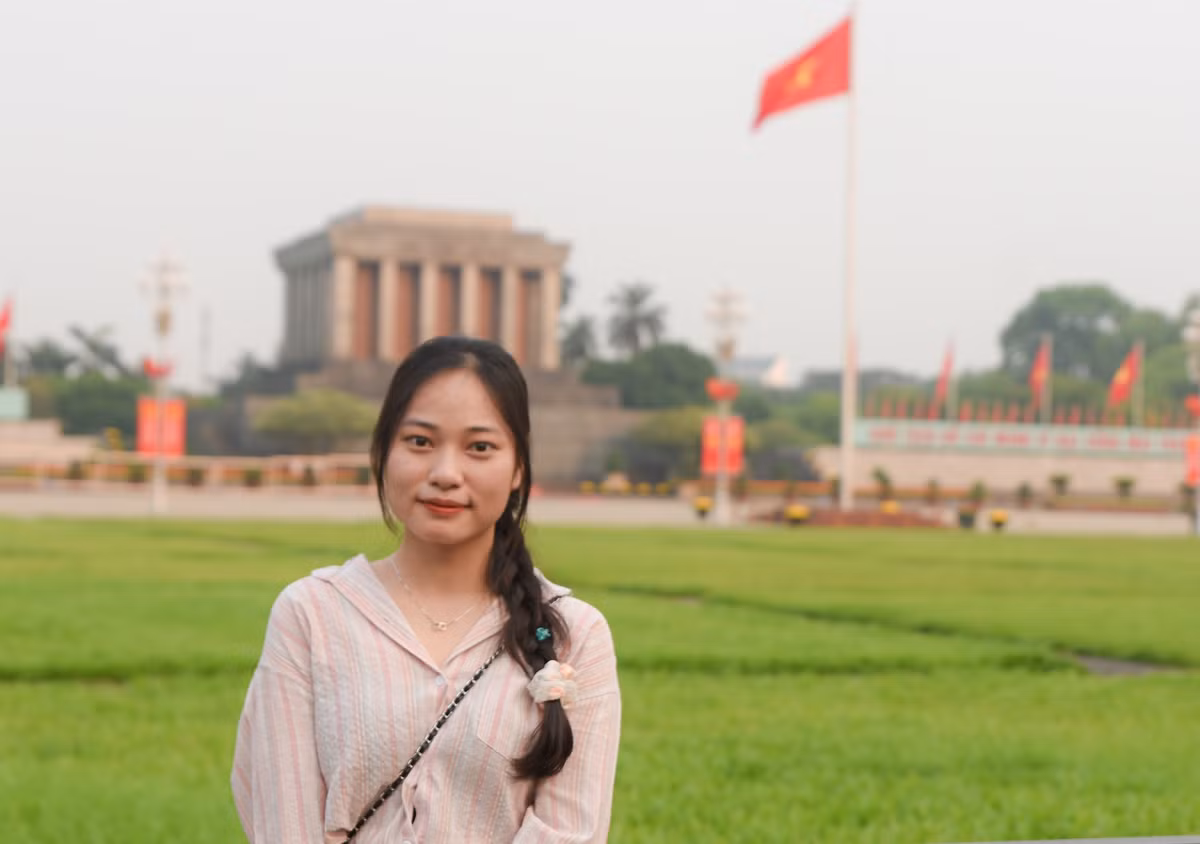 "Là thế hệ sinh ra trong thời bình nên mình rất biết ơn Bác Hồ và những người chiến sĩ, cha ông đã xây dựng đất nước, tạo nên một Việt Nam tuyệt vời như hôm nay. Ghé thăm lăng Bác ngày 30/4 mang đến cho mình cảm xúc bồi hồi, xúc động", bạn Thuỳ Linh chia sẻ.