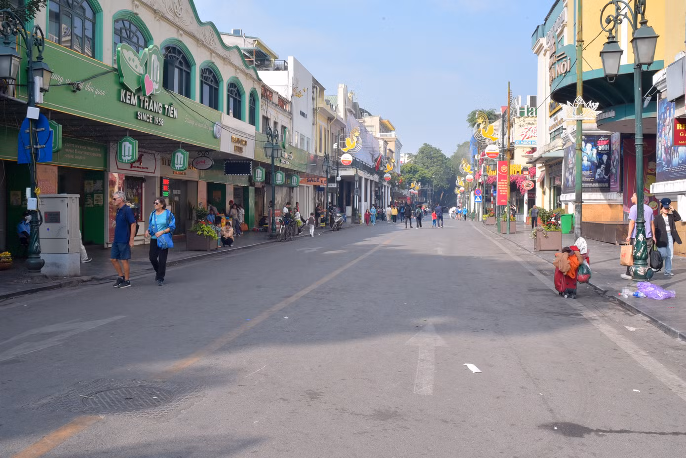 Người dân thảnh thơi dạo phố Tràng Tiền.