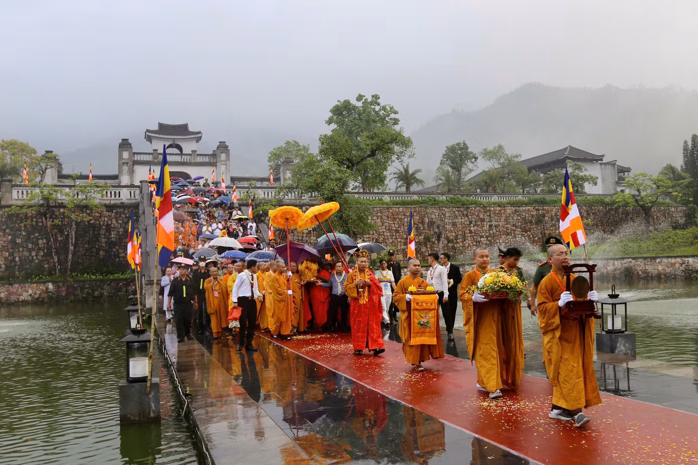 Sáng 28/5, xá lợi Phật được chư tôn đức tăng, ni Giáo hội Phật giáo Việt Nam và Ấn Độ cung rước đến chùa Chuông (Hưng Yên) sau thời gian tôn trí tại Cung Trúc Lâm Yên Tử (Quảng Ninh).