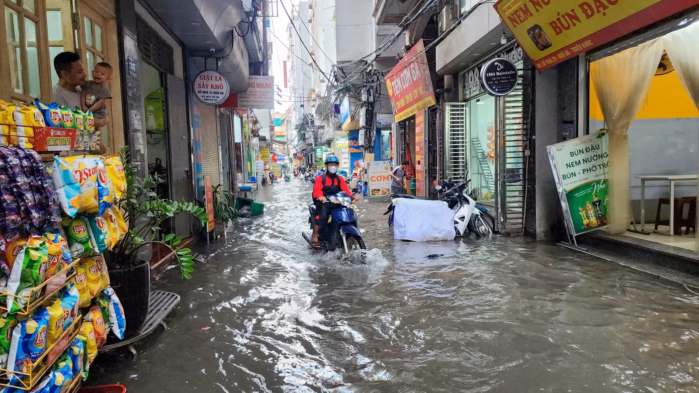 Đường Triều Khúc (quận Hà Đông) thành sông, nước tràn vào cả nhà.