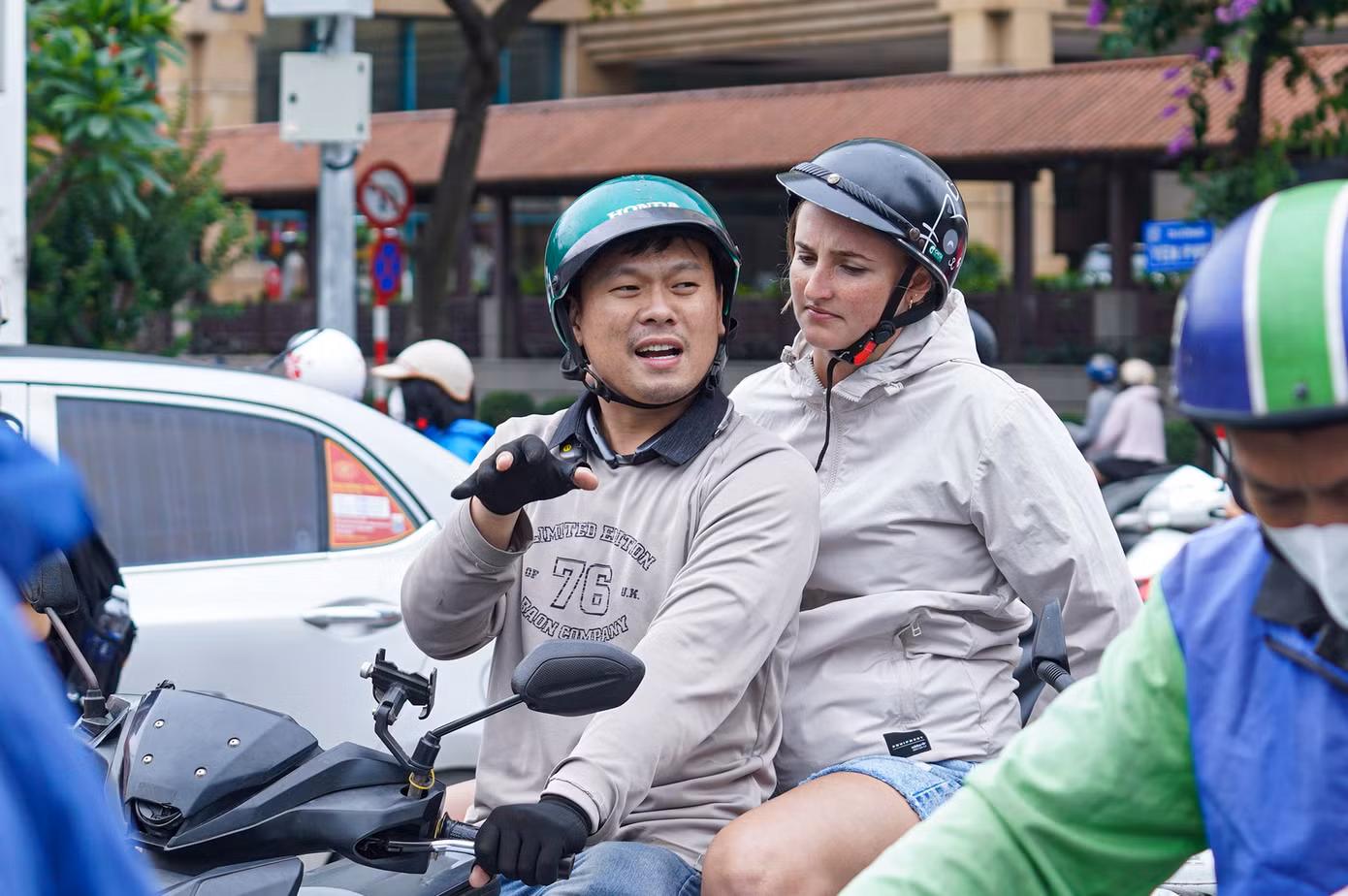 Thời tiết se lạnh khiến cả du khách nước ngoài cũng phải mặc thêm áo gió.