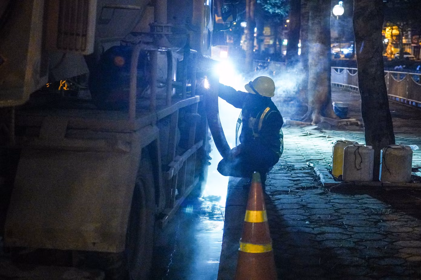 Dù vất vả, nhưng với anh Hoàng, công việc này mang lại nguồn thu nhập ổn định để lo cho gia đình. Anh chia sẻ: "Những ngày qua, thời tiết Hà Nội khá lạnh, nhưng anh em chúng tôi vẫn cố gắng làm việc với hy vọng sông Tô Lịch sớm sạch trở lại".