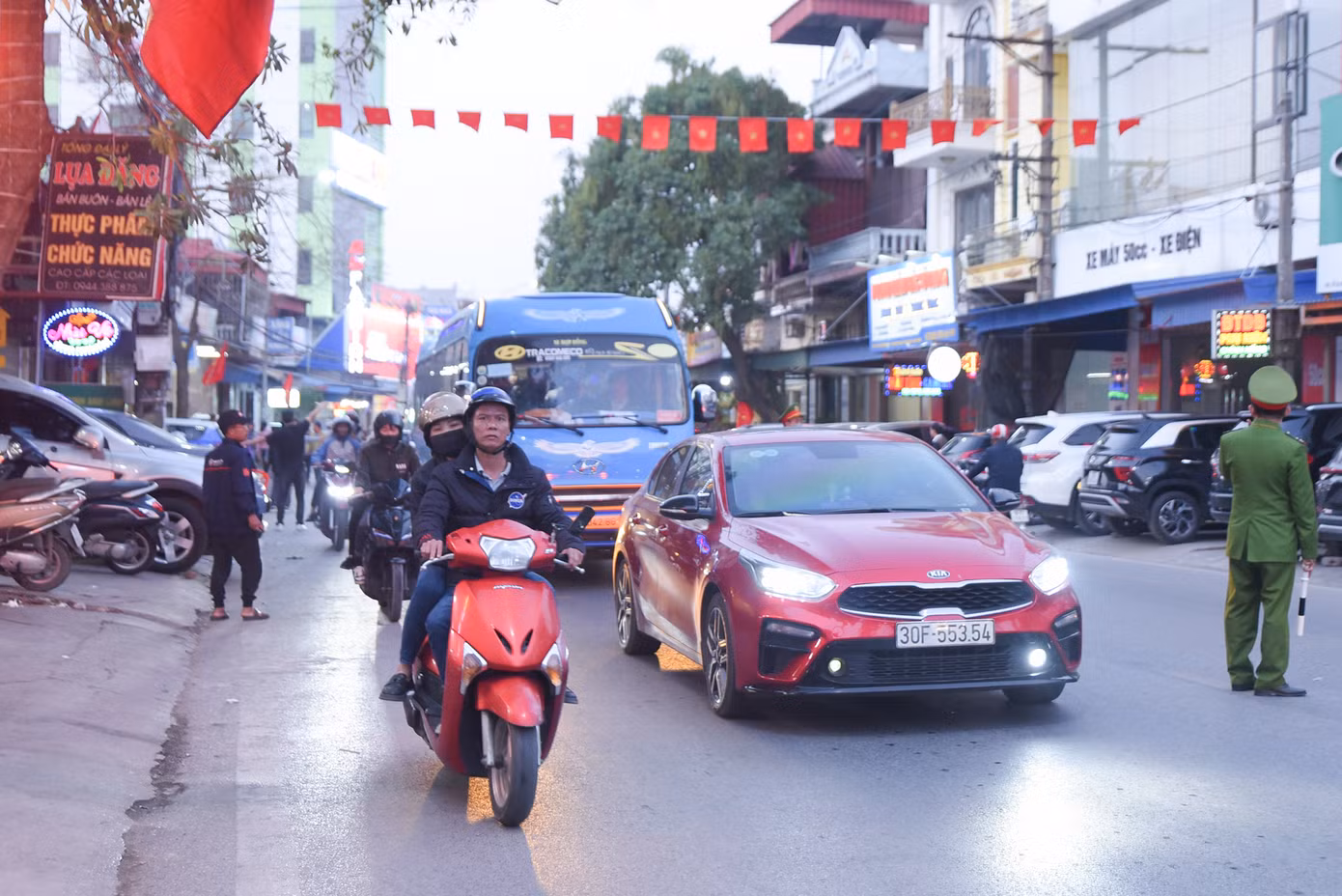 Rất đông người dân đổ về từ sớm khiến giao thông quanh chợ Viềng trở nên quá tải.