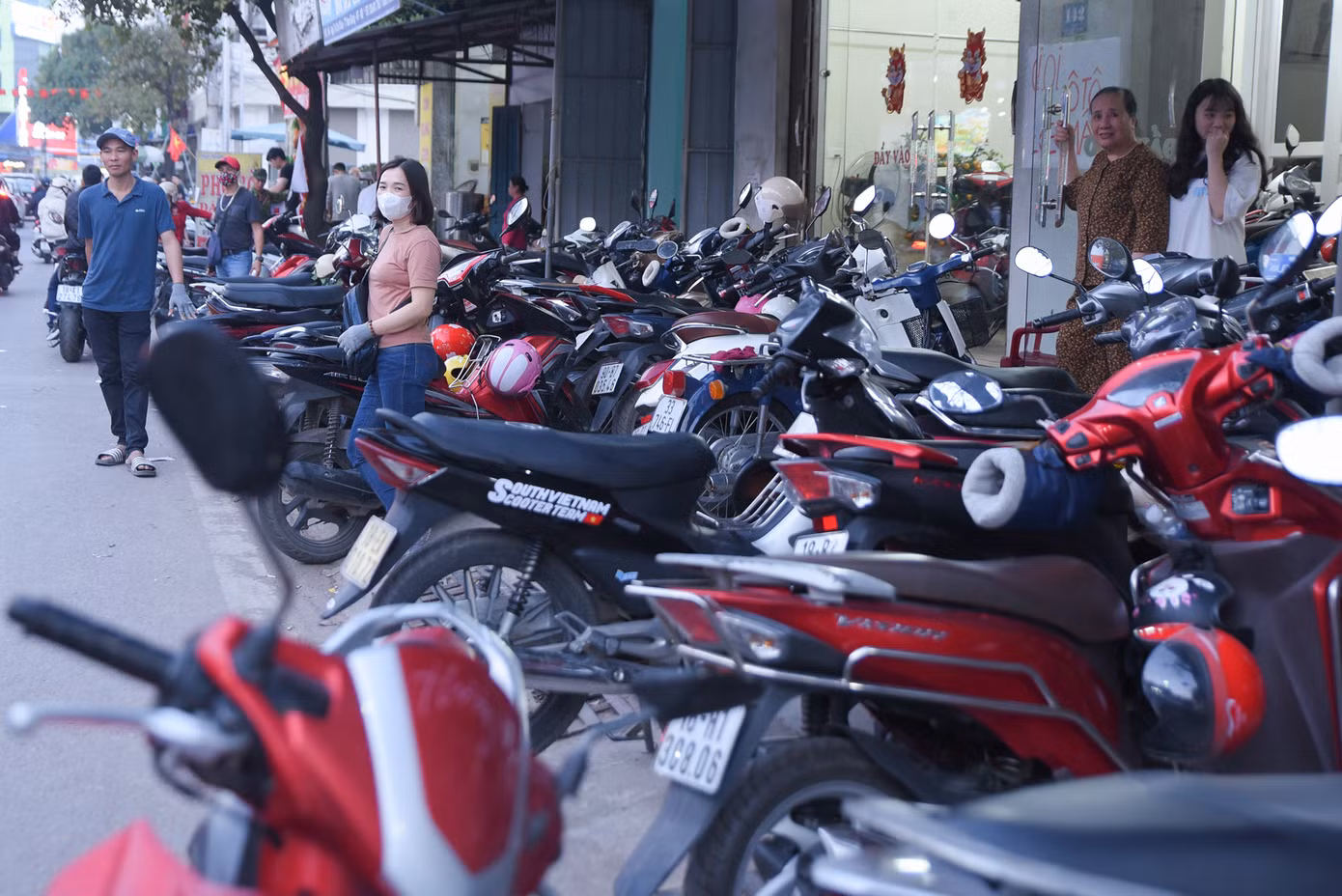Các cửa hàng gửi xe khu vực lân cận chợ đông đúc phương tiện từ đầu giờ chiều.