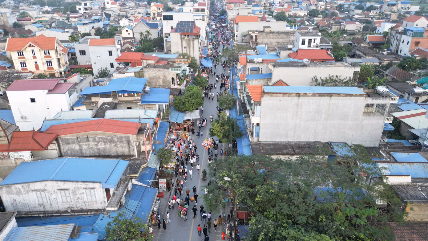 Khung cảnh đường vào chợ Viềng nhìn từ trên cao.