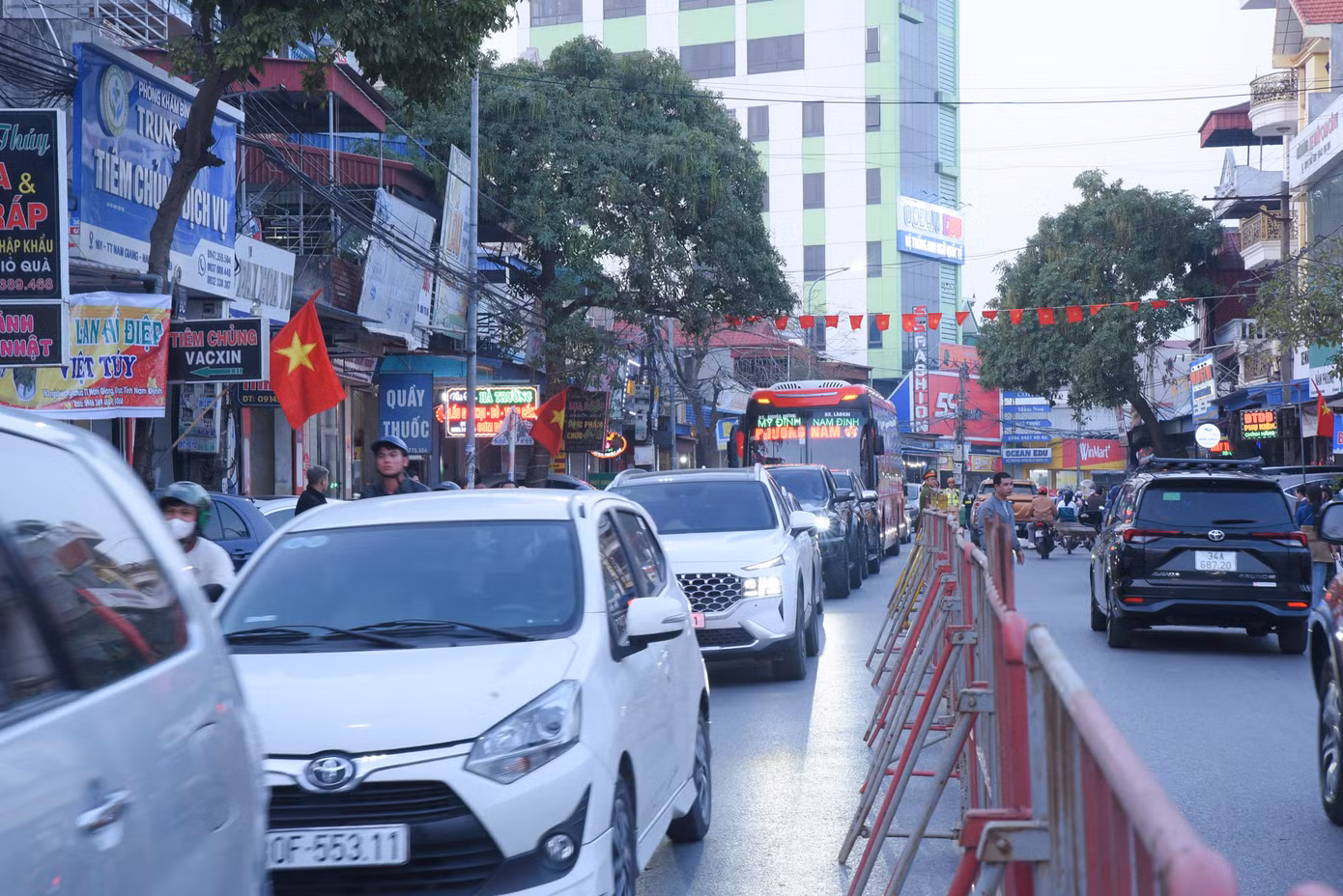 Người dân địa phương cho biết, tình trạng tắc đường kẹt xe đã diễn ra từ khoảng 2 giờ chiều.