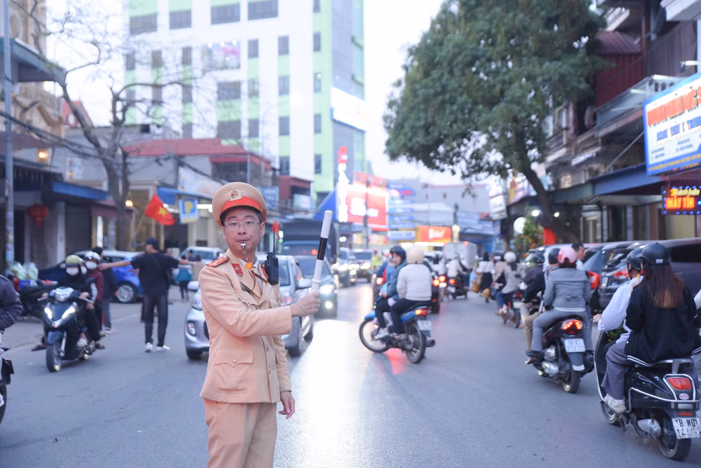Lực lượng cảnh sát giao thông túc trực để phân luồng giao thông quanh khu vực chợ Viềng.