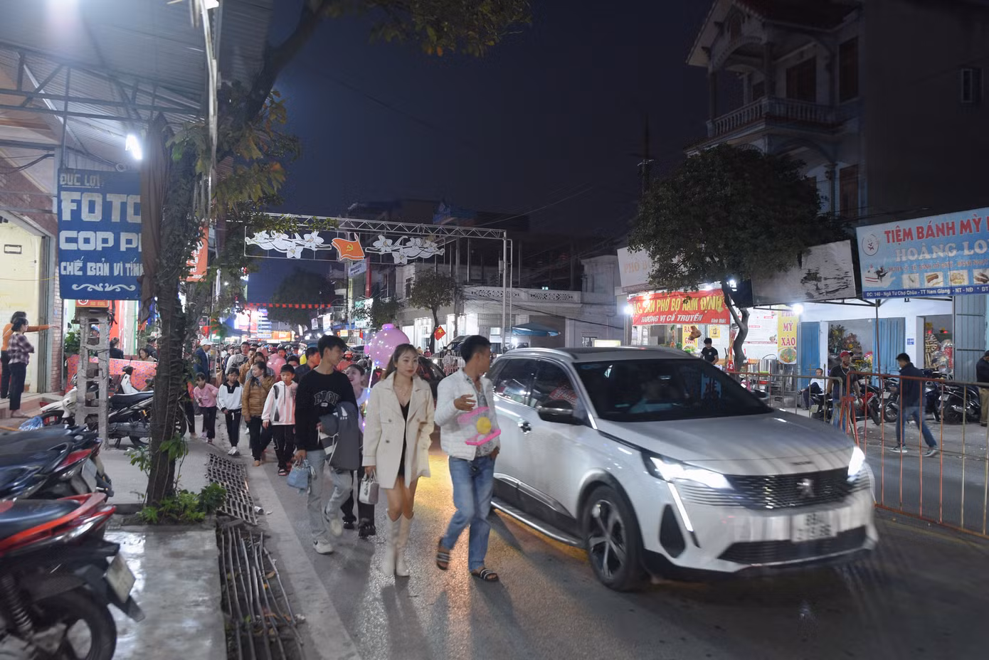 Do phiên chợ mỗi năm chỉ họp một lần nên rất nhiều du khách thập phương tới tham dự phiên chợ "đặc biệt" này.
