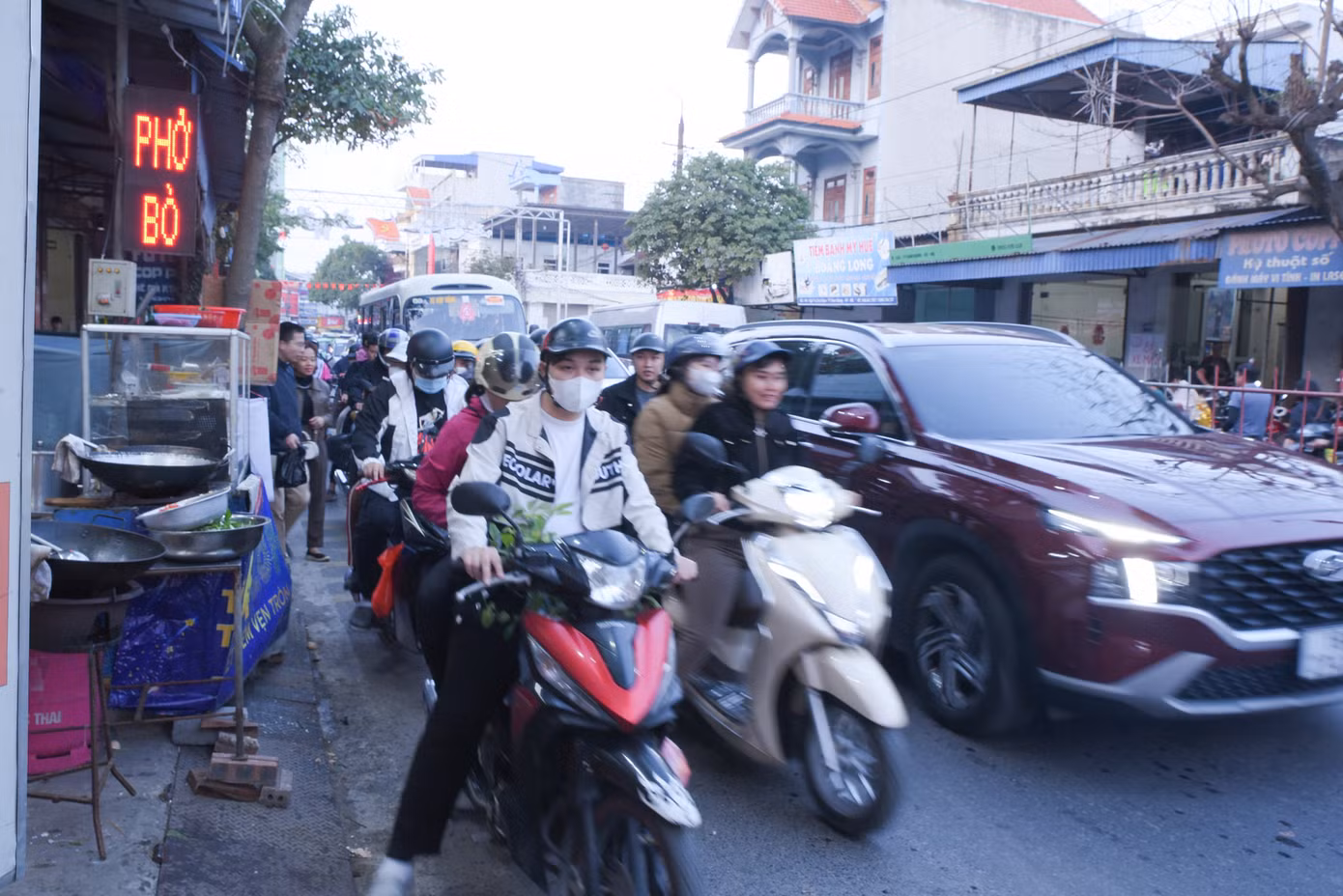 Rất đông người dân đổ về từ sớm khiến giao thông quanh chợ Viềng trở nên quá tải.