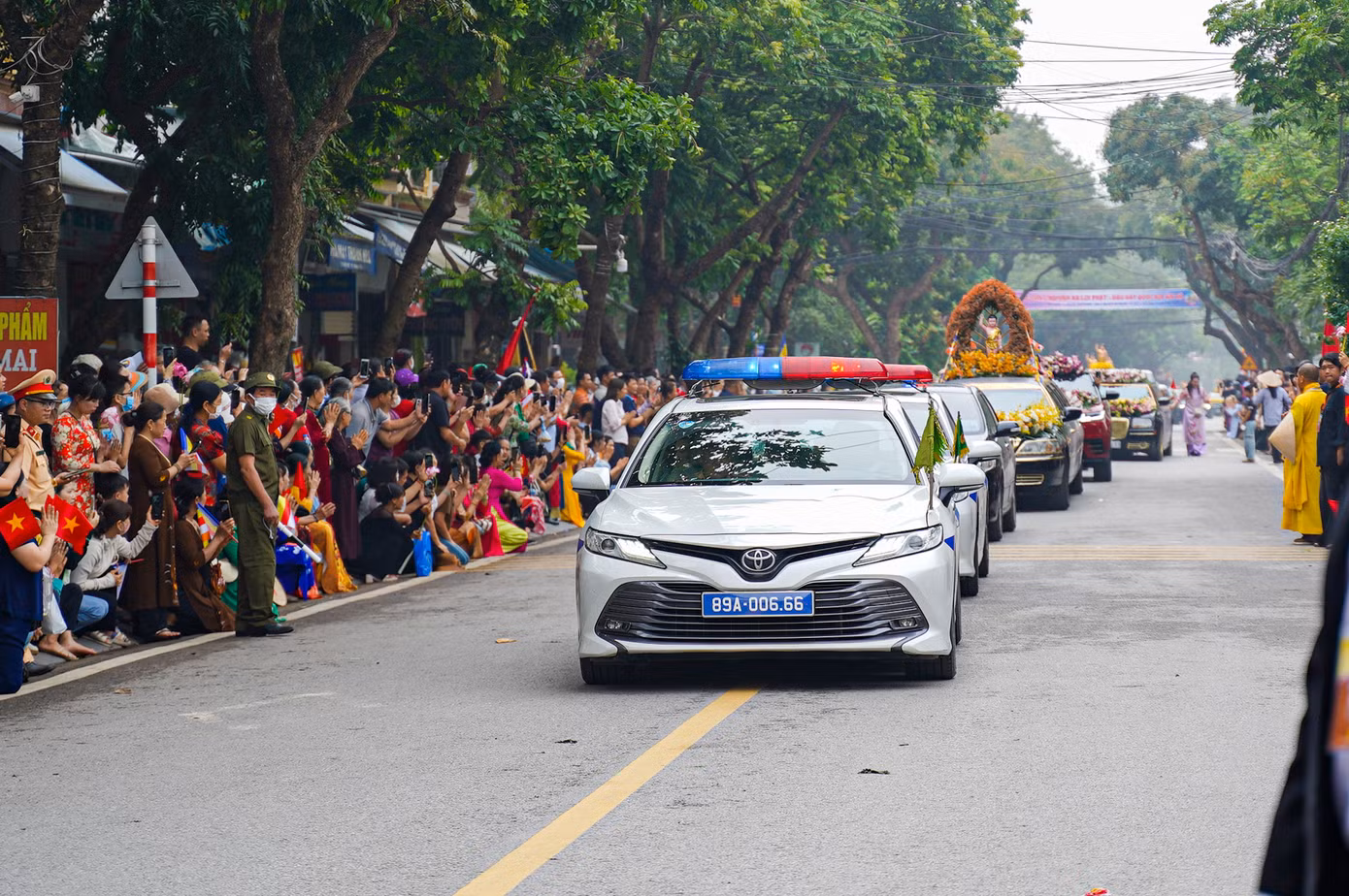 Khoảng 10h30, đoàn cung rước Xá lợi Đức Phật về đến gần chùa Chuông (cách khoảng 1 km) trong niềm hân hoan, xúc động của đông đảo phật tử.