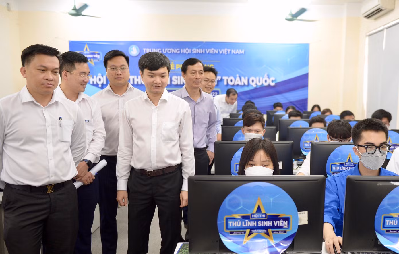 Các đại biểu thăm, động viên những thí sinh đầu tiên tham gia Hội thi “Thủ lĩnh sinh viên” toàn quốc lần thứ IV năm 2022. Ảnh: Dương Triều
