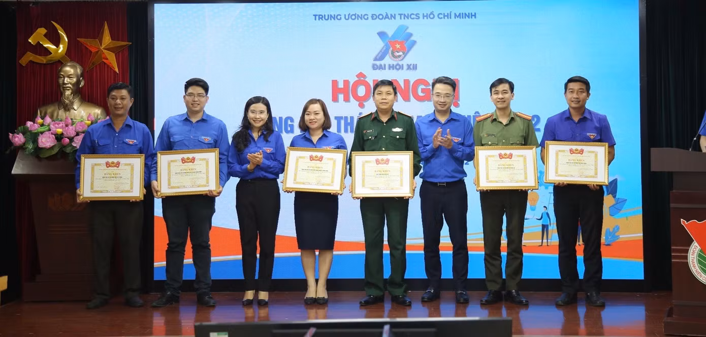 Tặng Bằng khen cho các đơn vị có thành tích xuất sắc trong triển khai, tổ chức các hoạt động TTN 2022. Ảnh: Lâm Đăng Hải