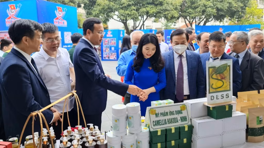 Các đại biểu tham quan gian hàng triển lãm sáng tạo của tuổi trẻ Sóc Sơn trong khuôn khổ Đại hội